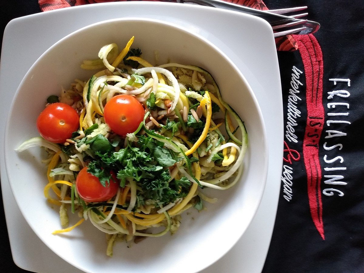 Zucchini-Spaghetti mit Mandel-Basilikum-Pesto und frischen Erbsen ...